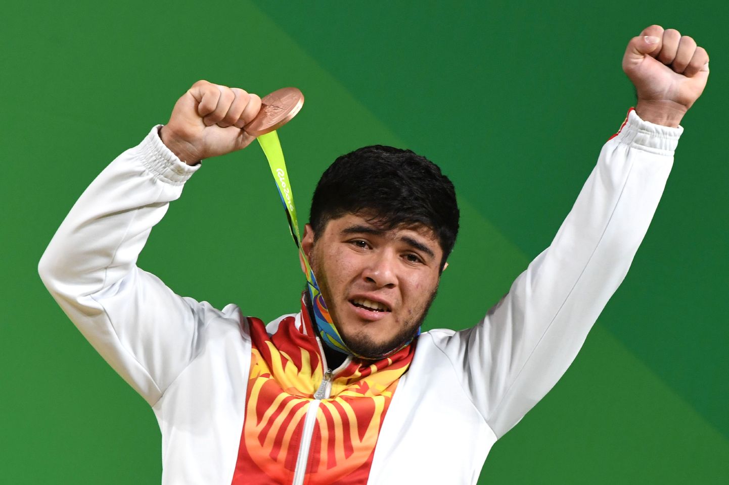 Иззат Артыков с медалью Рио-2016.