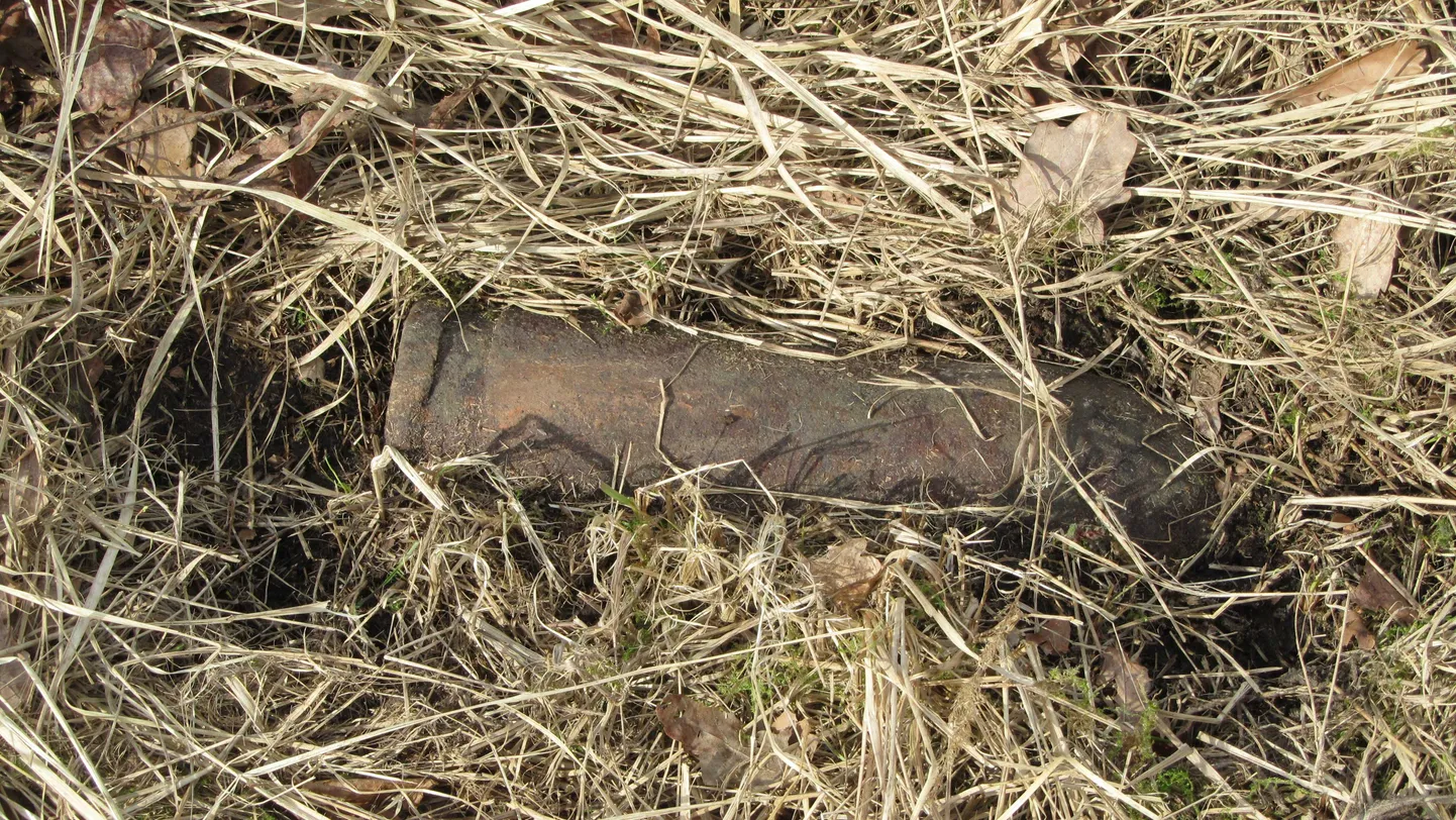 Iklast leiti põllult saksa päritolu 135 mm mürsk.