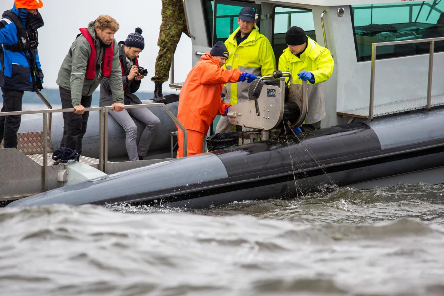 President Kersti Kaljulaid (oranžis) töötas talguil kõrvuti koos Keskkonnainspektsiooni peadirektori Olav Avarsalu ja Jõgevamaa büroo vaneminspektori Silver Vahiga (nemad kollases) üle kolme tunni.