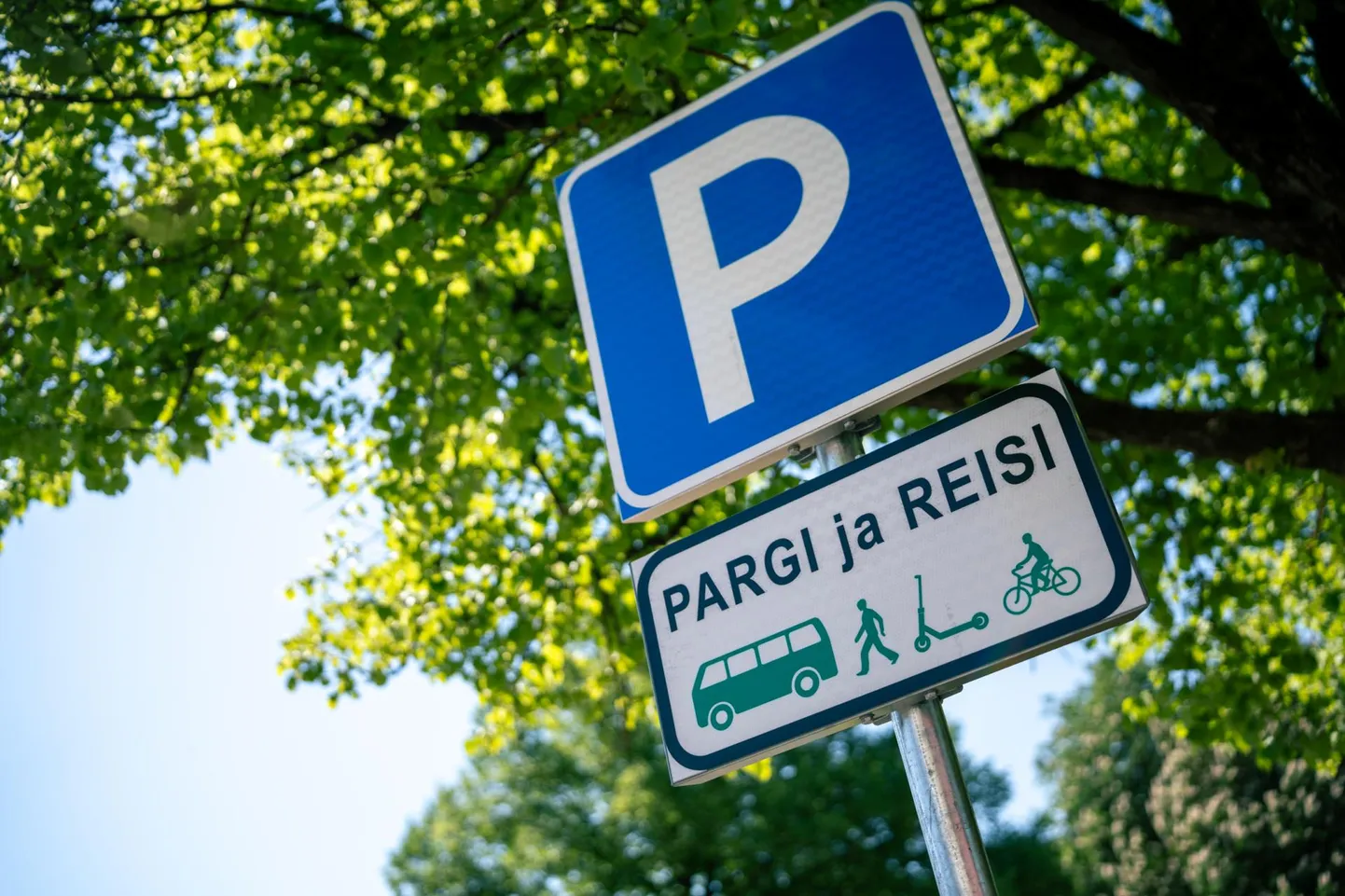 Pärnu kesklinnale lähim pargi-ja-reisi-parkla asub Tallinna maantee ääres Noorte väljakul.