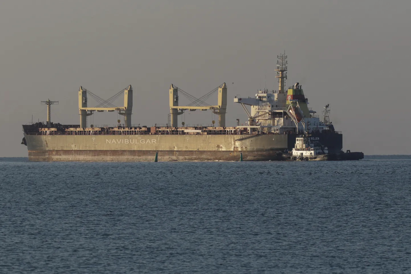 Kuģis "Rojen" atstāj Čornomorskas ostu.