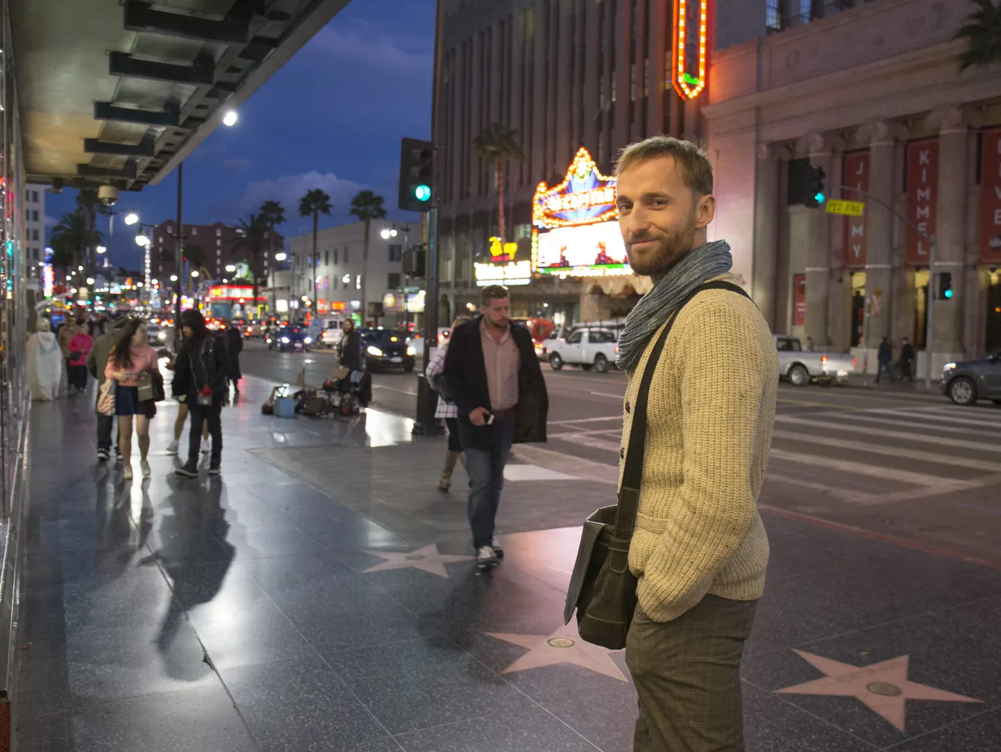 Märt Avandil poseerimas Hollywoodi kuulsuste alleel Postimehe piltnikule.