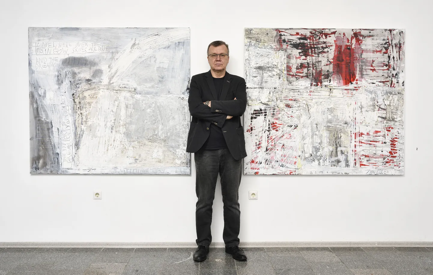 Näituse vaade: Jaan Elken. Vasakul maal  „Somewhere over the rainbow skies are blue“ (2017); paremal maal „Lendab üle… / Flying over…“ (2017).
