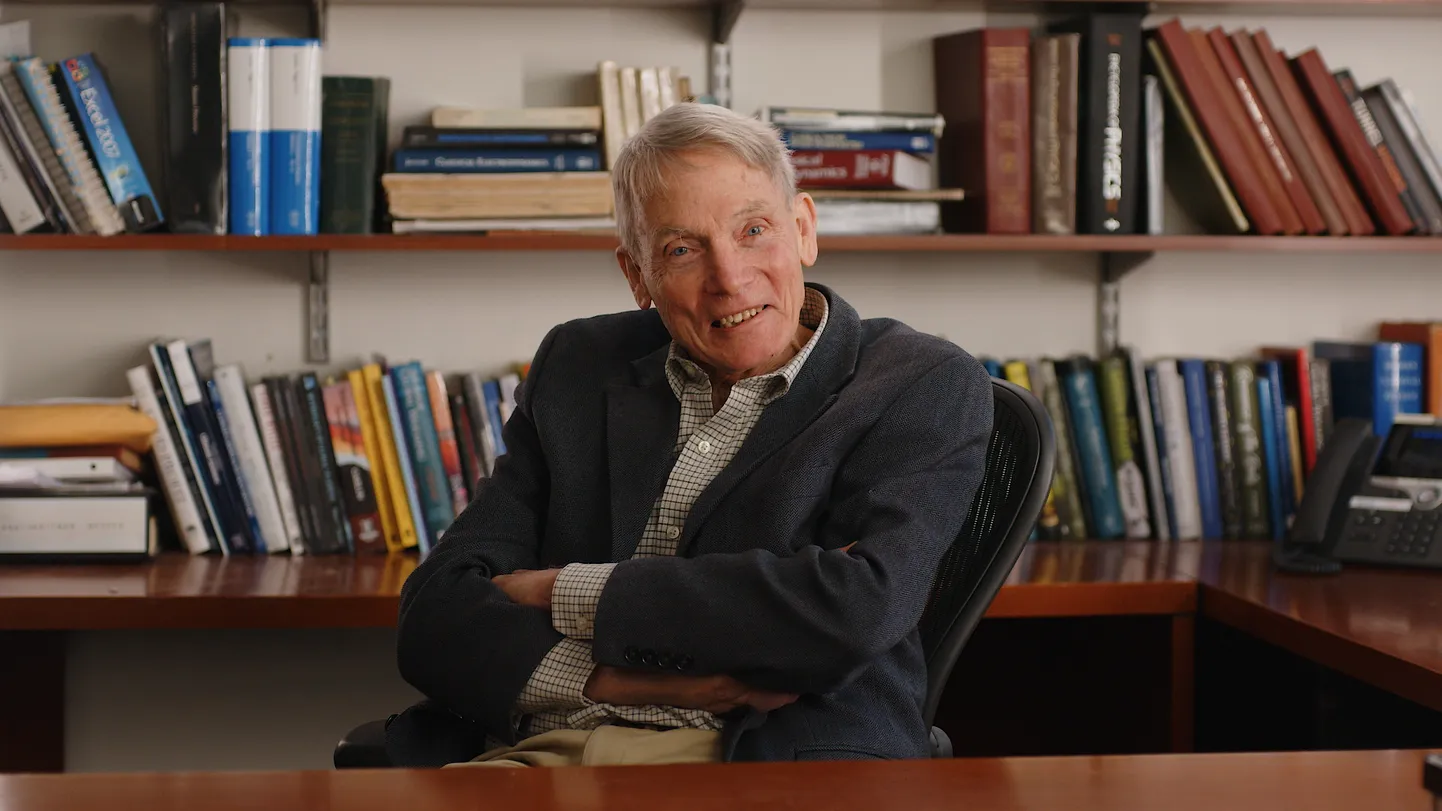 Princetoni ülikooli emeriitprofessor, füüsik William Happer on üks süsinikuneutraalsuse häälekamaid kriitikuid.