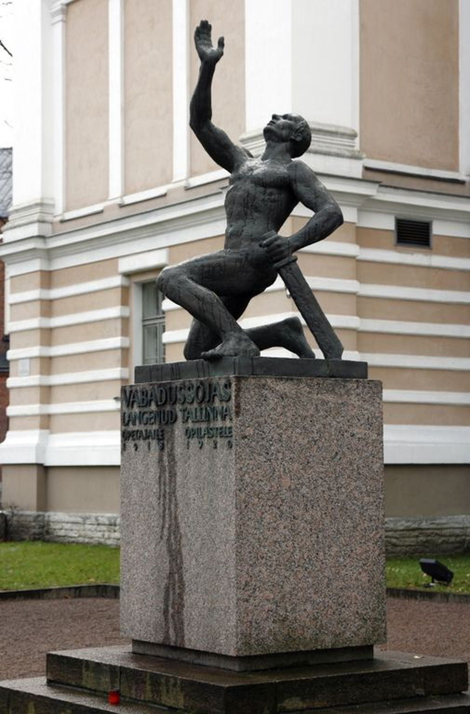 Vabadussõjas hukkunud reaalkooli poistele pühendatud kuju Tallinna kesklinnas..