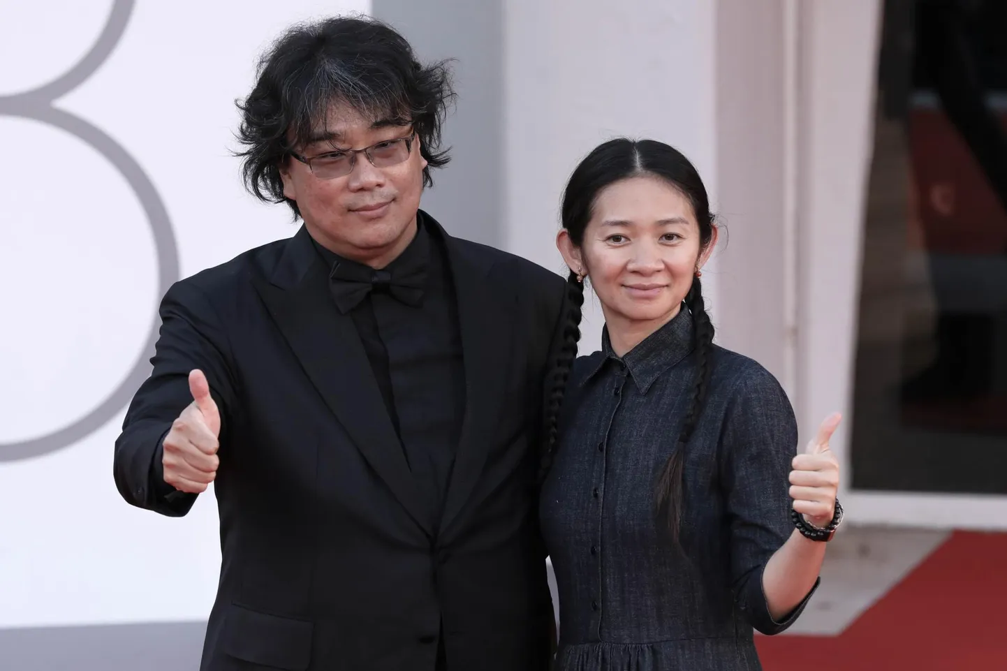 Veneetsia filmifestivali žürii president Bong Joon-ho ja 77. Veneetsia filmifestivalil Nomaadimaa eest Kuldlõvi pälvinud žüriiliige Chloé Zhao. FOTO: Gianmarco Maggiolini