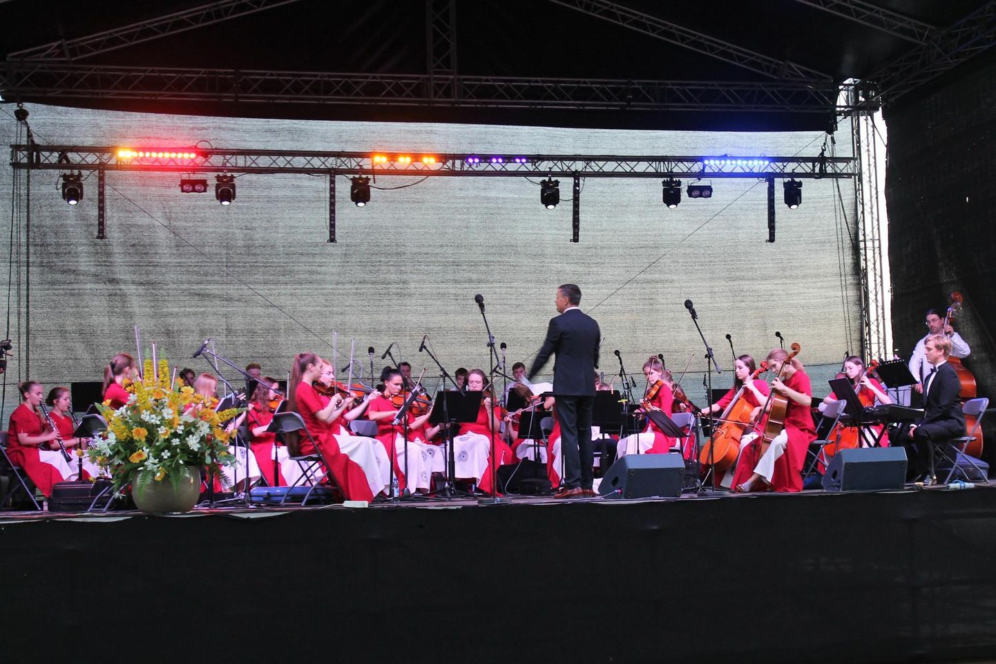 Orkester esines dirigent Jaan Randvere taktikepi all täispika kontserdiga.