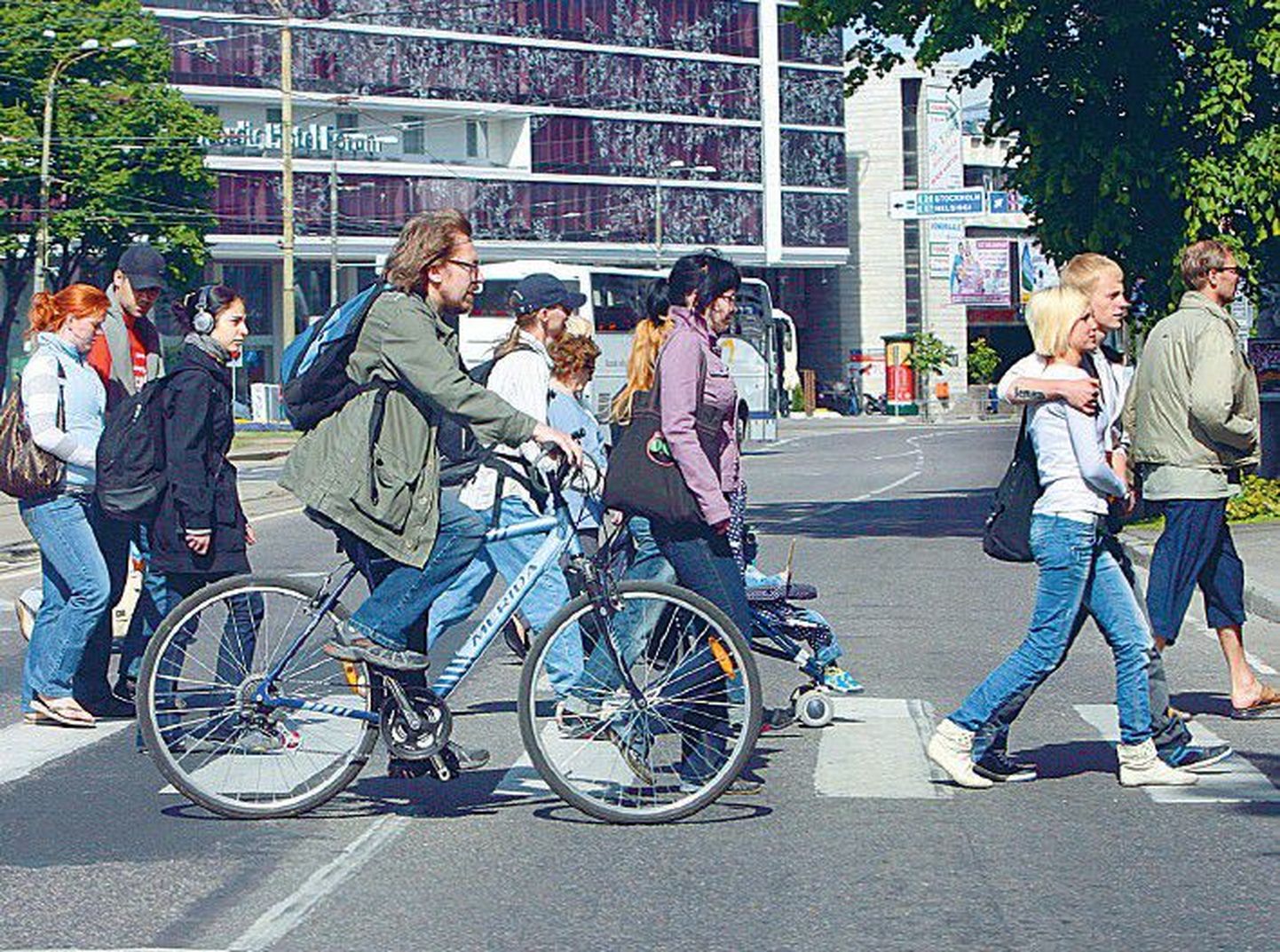 Велосипедистам не разрешается ехать по переходу. Пресекая дорогу, надо слезть с велосипеда и перейти дорогу как пешеход.