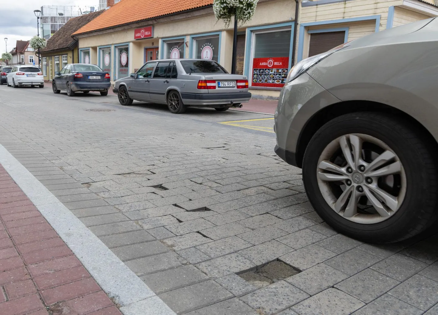 Tartu tänava sõidutee katkised kivid vahetatakse uute vastu.