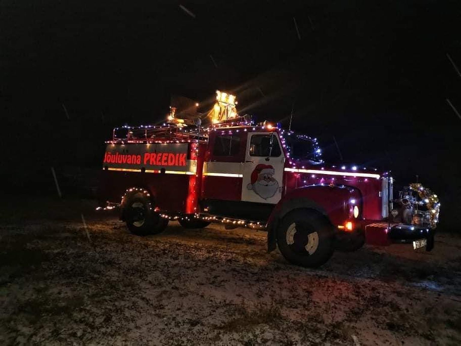 Jõuluvana Preedik sõidab tänavu laste juurde selle tuletõrjeautoga.