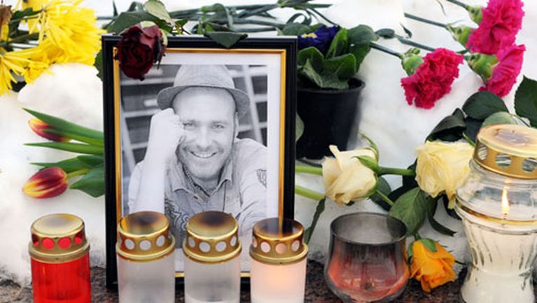 Līvu laukumā novietota Mārtiņa Freimaņa fotogrāfija, pie kuras cilvēki noliek ziedus un sveces pāragri mirušā mūziķa piemiņai 
