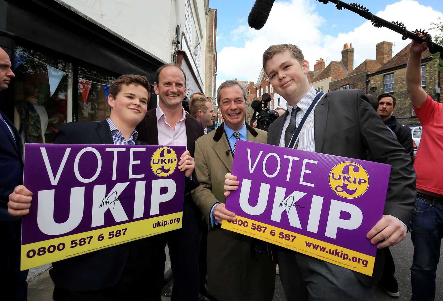 UKIPi liider Nigel Farage (keskel) kohtumas erakonna toetajatega Sandwichis.