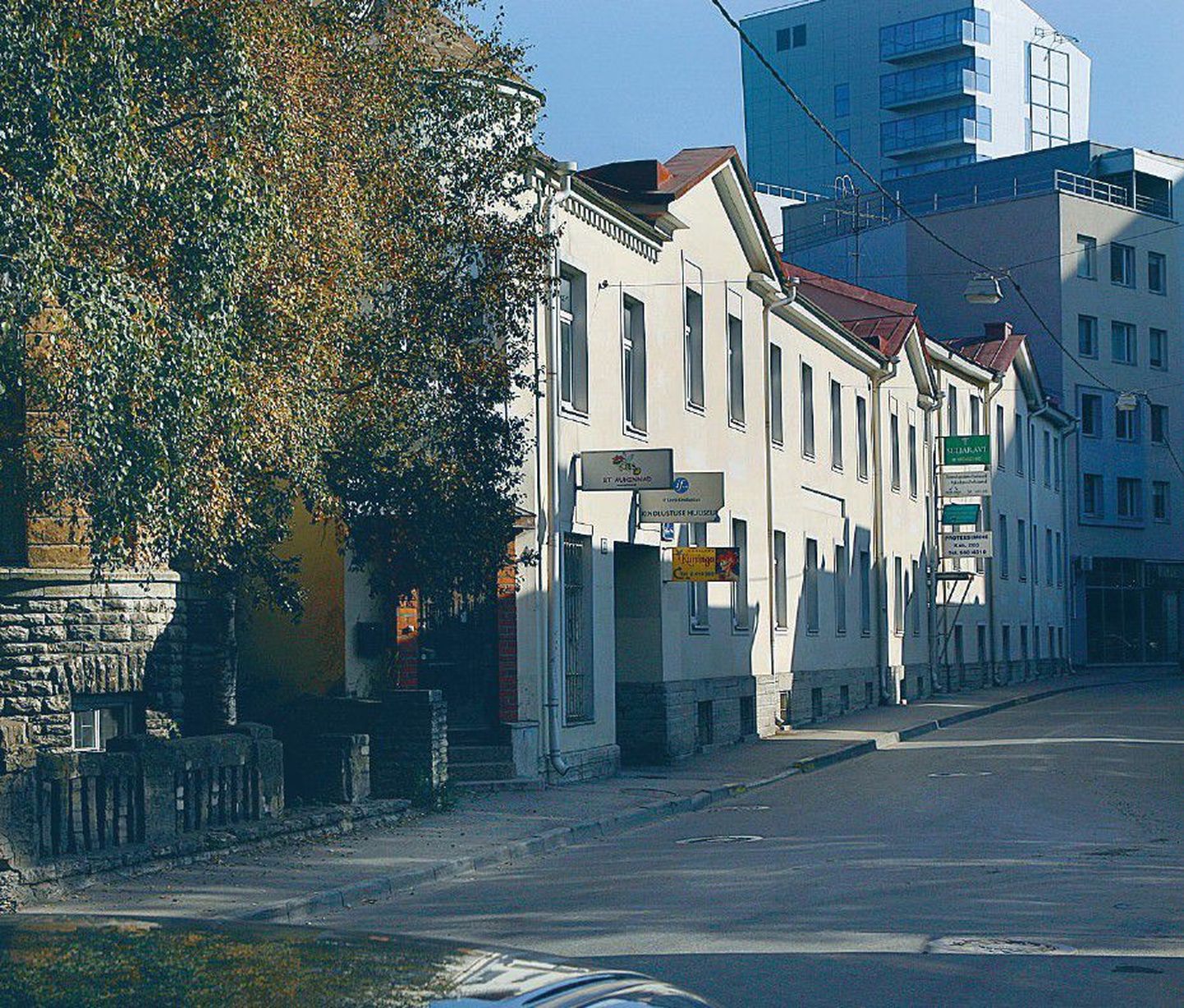 Eesti Evangeelsele Luterlikule Kirikule kuuluv vana maja Tatari tänavas kaob ilmselt veel sel aastal linnapildist. Seda hakkab asendama moodne äri- ja kortermaja.