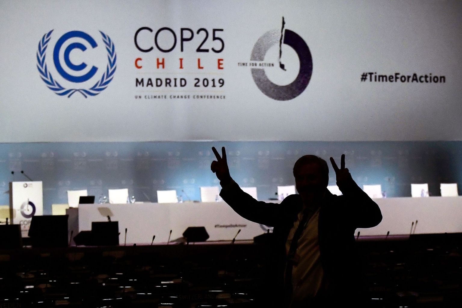 Mees näitab rahumärki ÜRO kliimakonverentsi viimasel päeval COP25.