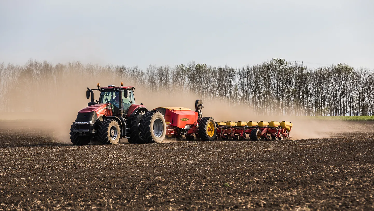 Traktor Case Magnum CVX 380 arendab võimsust kuni 435 hj, sellest jääb Väderstad Tempo L 16 külviku vedamiseks ülegi, aga külviku tootlikkusest maksimumi kättesaamiseks peabki olema võimsusevaru.