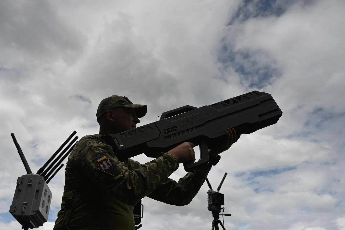 Ukraina kaitseväelane katsetab Ukraina ettevõtte Kvertus väljatöötatud droonide ründeseadet, mis segab elektromagnetilisi laineid.