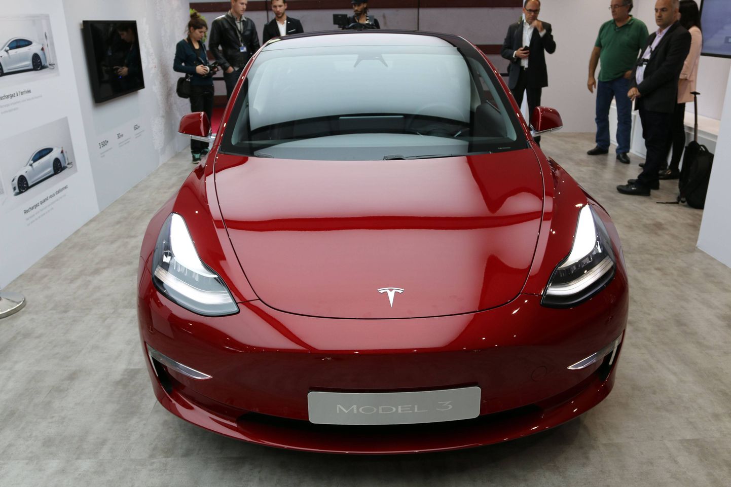 Tesla Model 3 Pariisi autonäitusel.