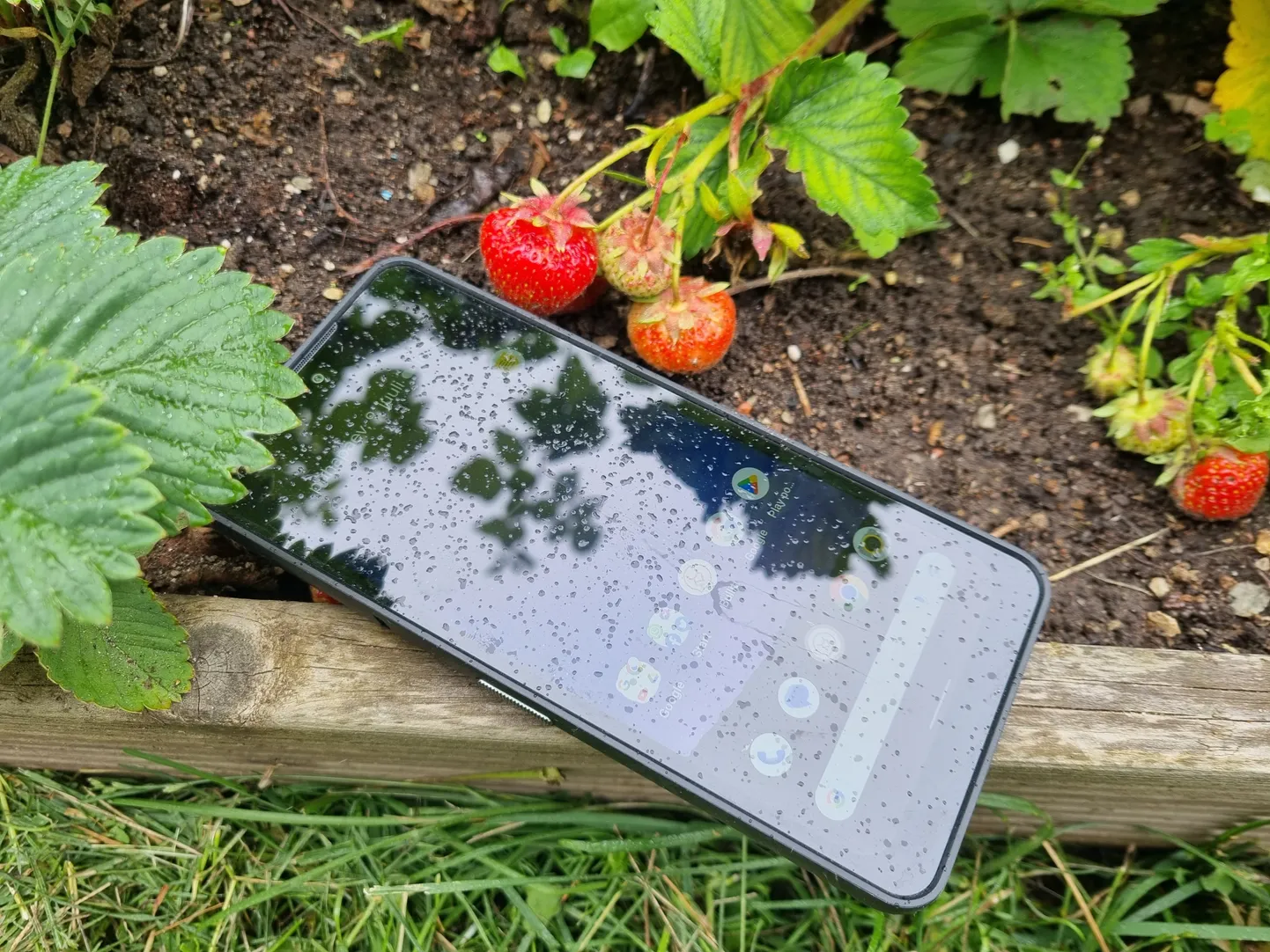 Cat S75 on väga vastupidav telefon ja sellega saab nüüd sõnumeid saata ka levist väljas olles. Lõunataevas peab ainult lage olema