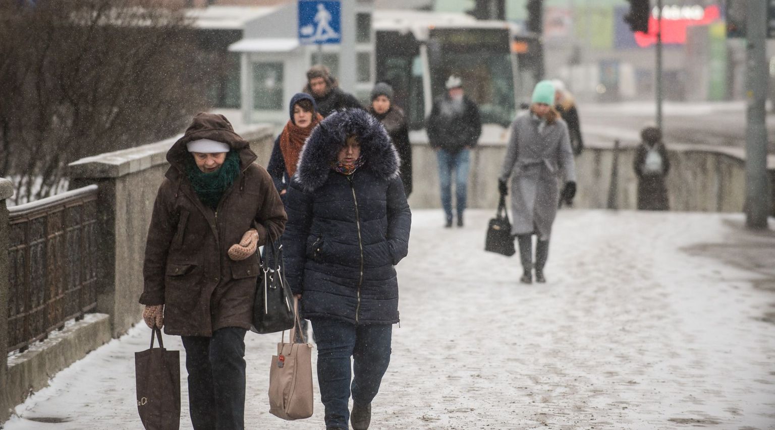 Люди в Риге зимой. Иллюстративное фото.