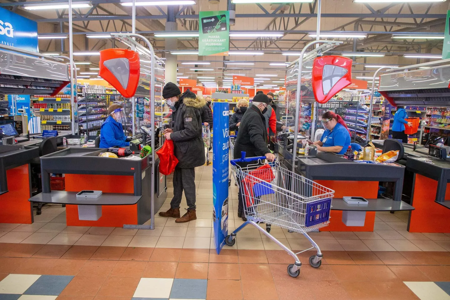 Kaubandustöötajad teenindavad iga päev sadu inimesi, kuid eelisõigusega vaktsineeritavate hulka neid ikkagi ei arvata.