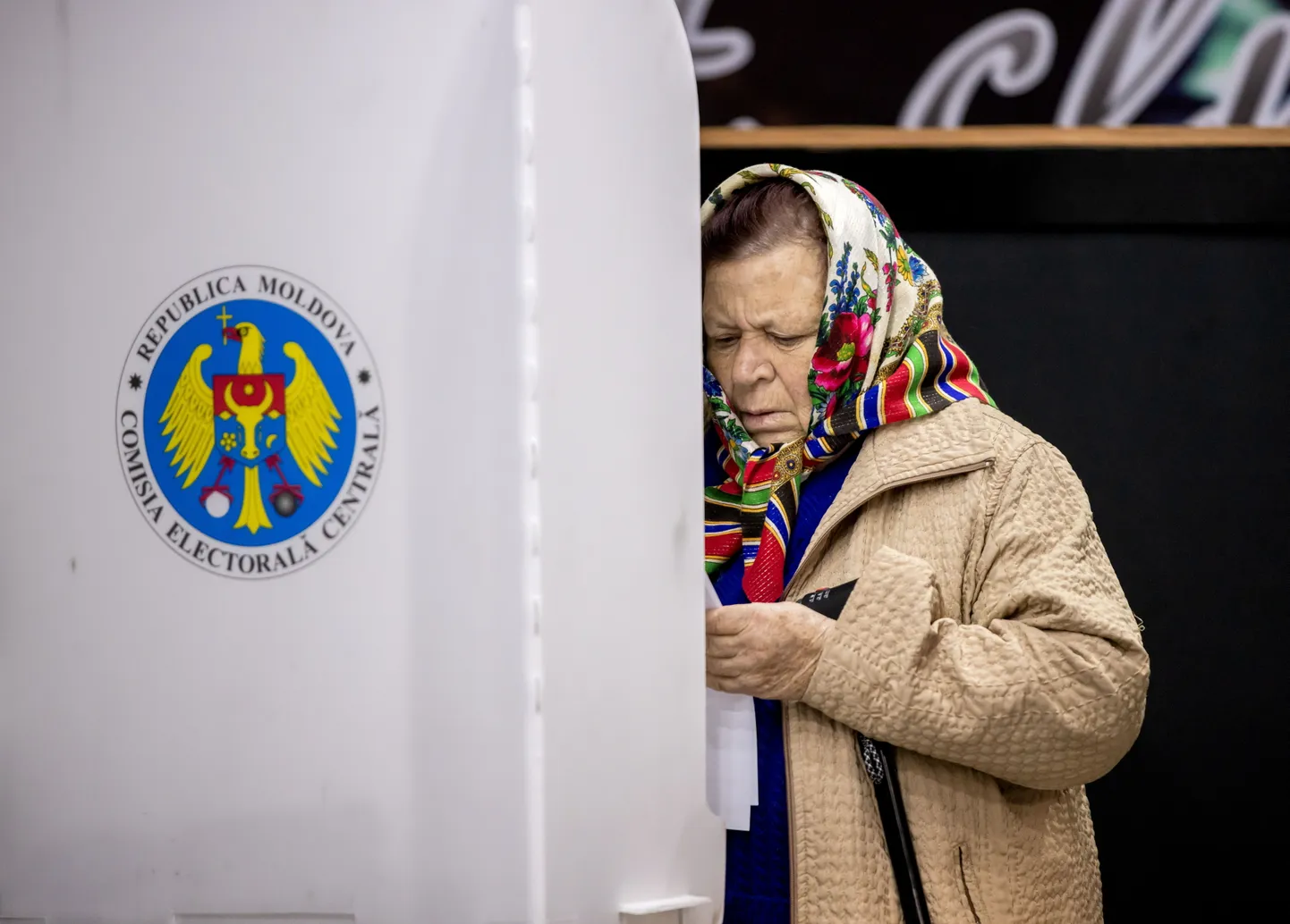 Naine valimas Hrusevo külas 20. oktoobril 2024. aastal Moldova presidendivalimistel ja referendumil selle kohta, kas riigi tee ELi liikmeks saamise suunas peaks olema põhiseaduses sätestatud.