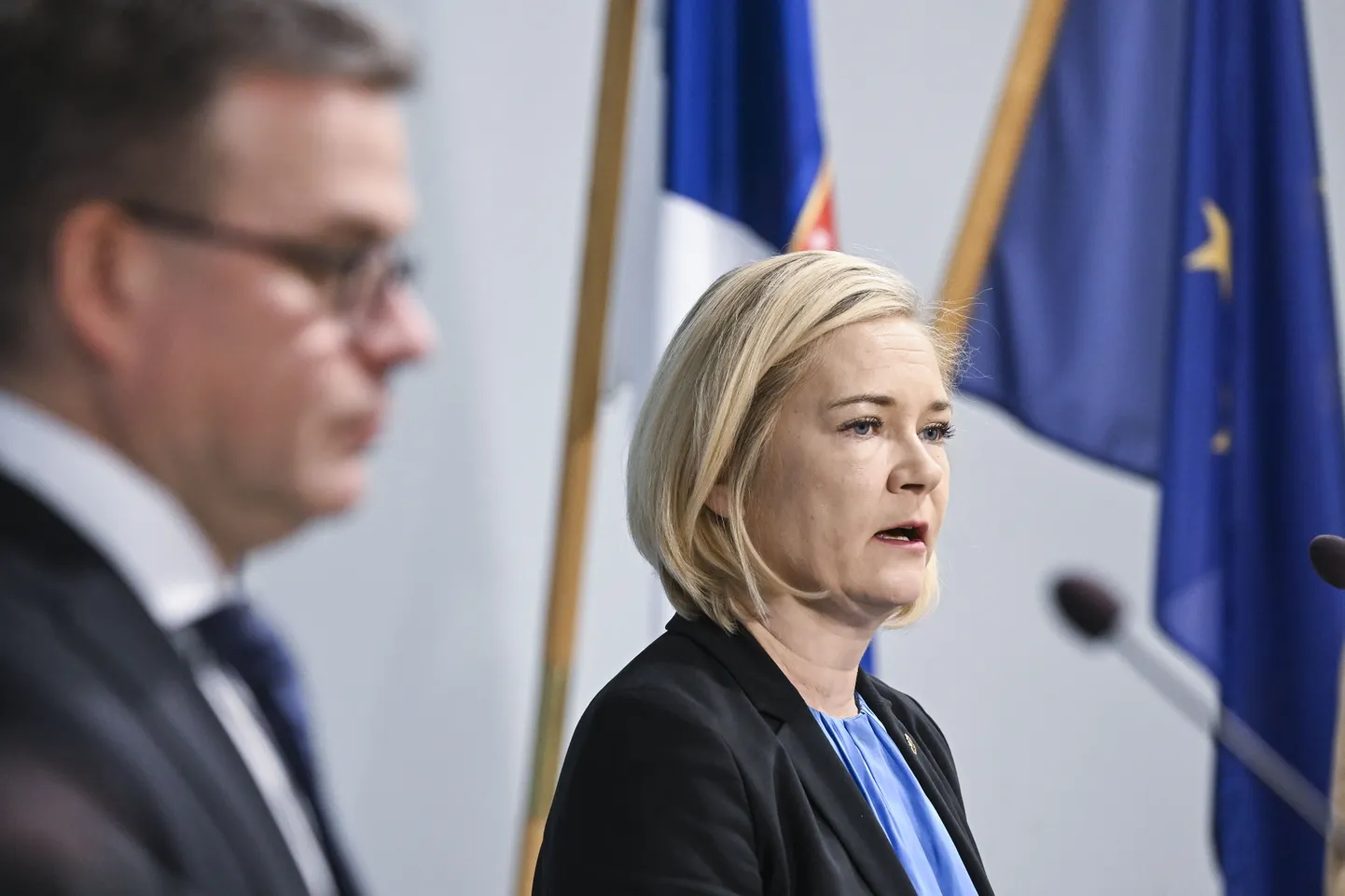 Глава МВД Финляндии Мари Рантанен (справа) и премьер-министр Петтери Орпо (слева) объявляют о закрытии с 18 ноября четырех КПП на границе с Россией, 16 ноября 2023 года.