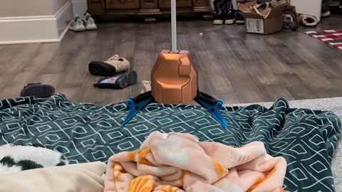 Vaata, kuidas laes rippuv robot toa korda teeb