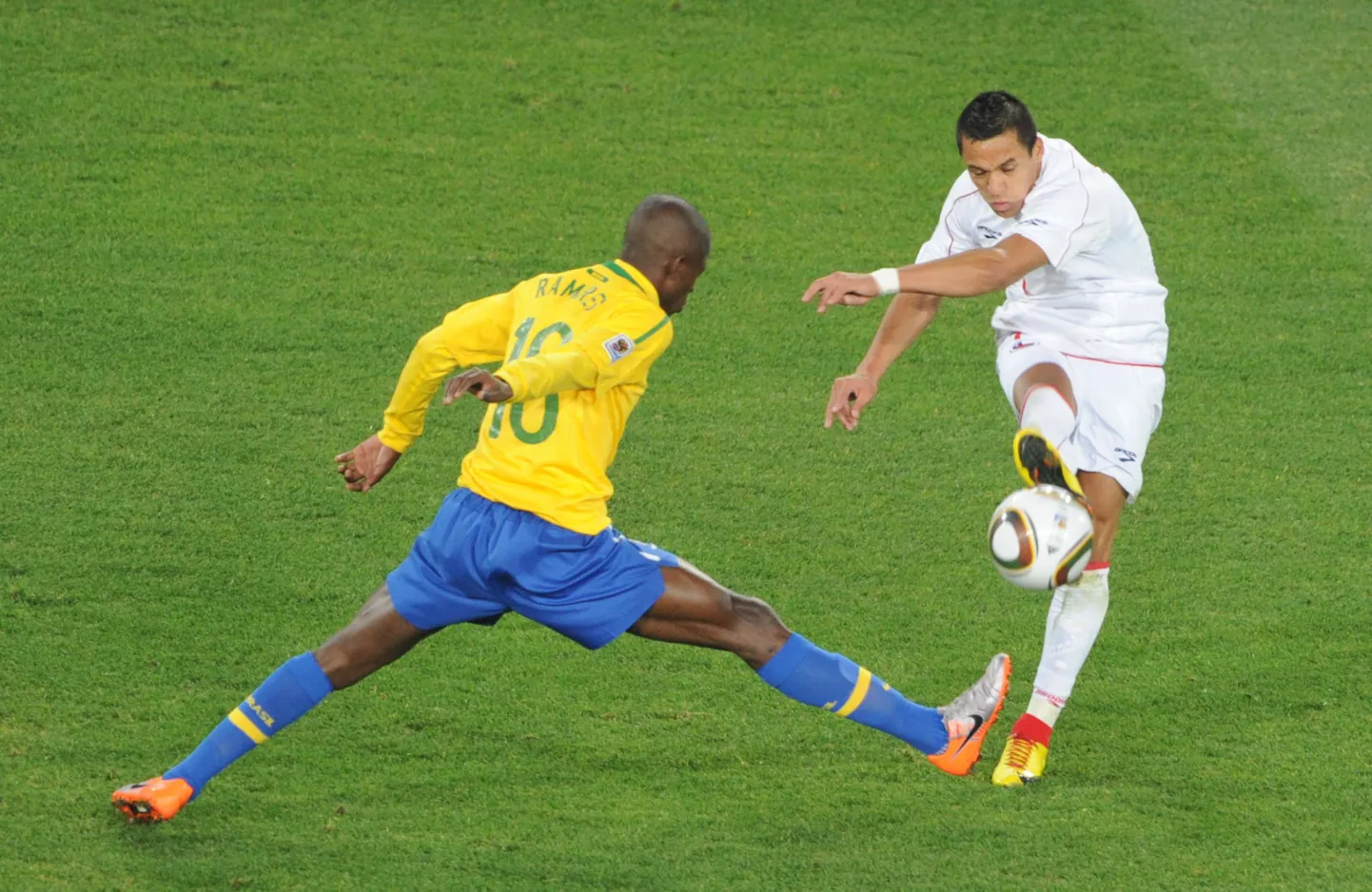 Alexis Sanchez (paremal) ja Ramires