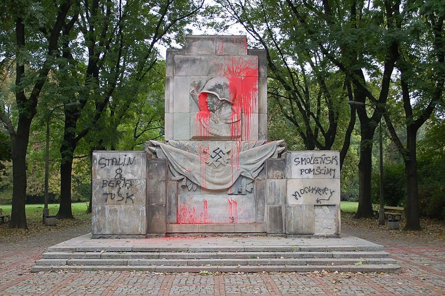 Täissoditud Punaarmee monument Varssavis.