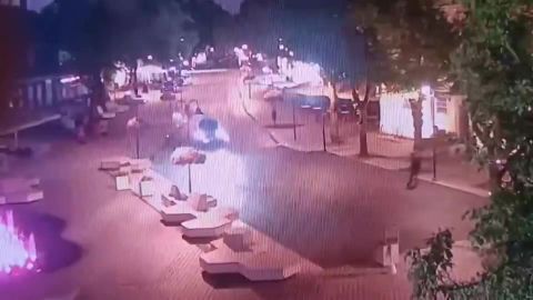 VIDEO ⟩ Kuressaare keskväljaku uus asfalt kutsub: rullid alla ja tiirutama!