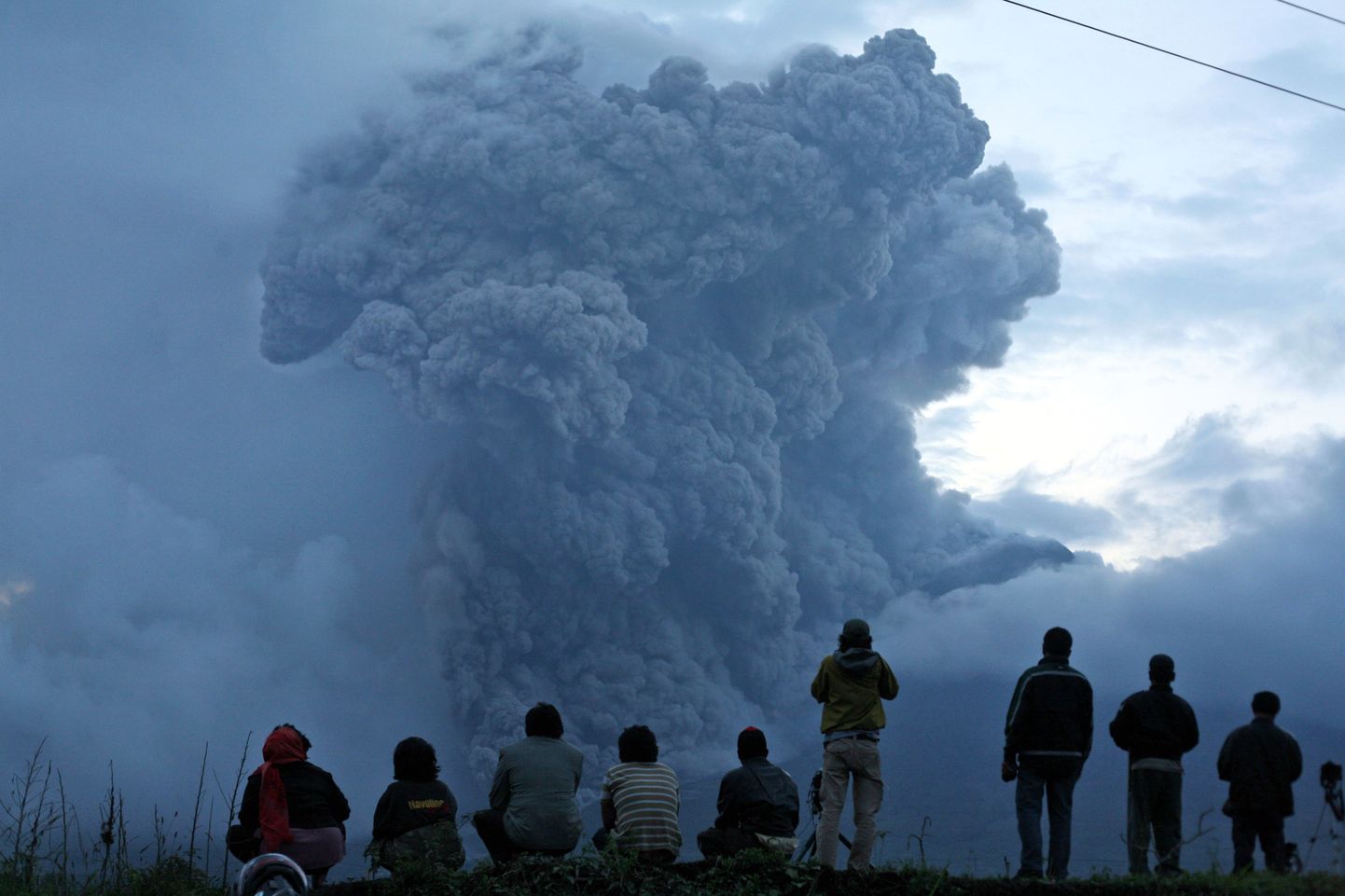 Sinabungi vulkaan paiskas ka eile tuhka välja.