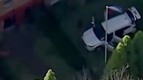 VIDEO ⟩ Sidnejā automašīna ietriecas Krievijas konsulāta vārtos