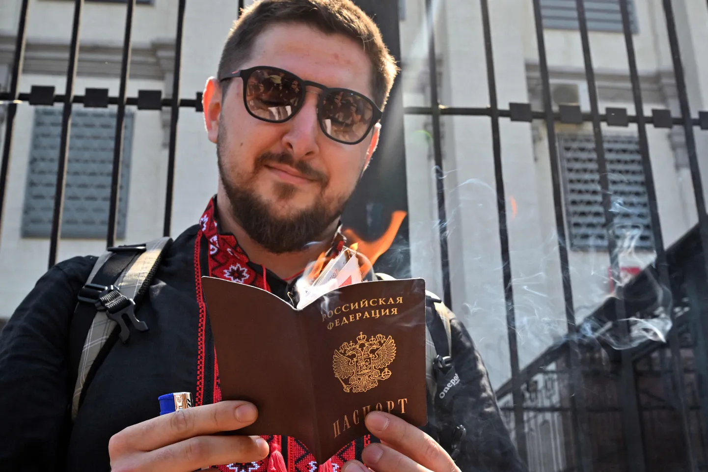 Venemaa kodanik põletamas tänavu juunis Kiievis oma passi, protestiks Venemaa agressiooni vastu. Foto on illustratiivne.