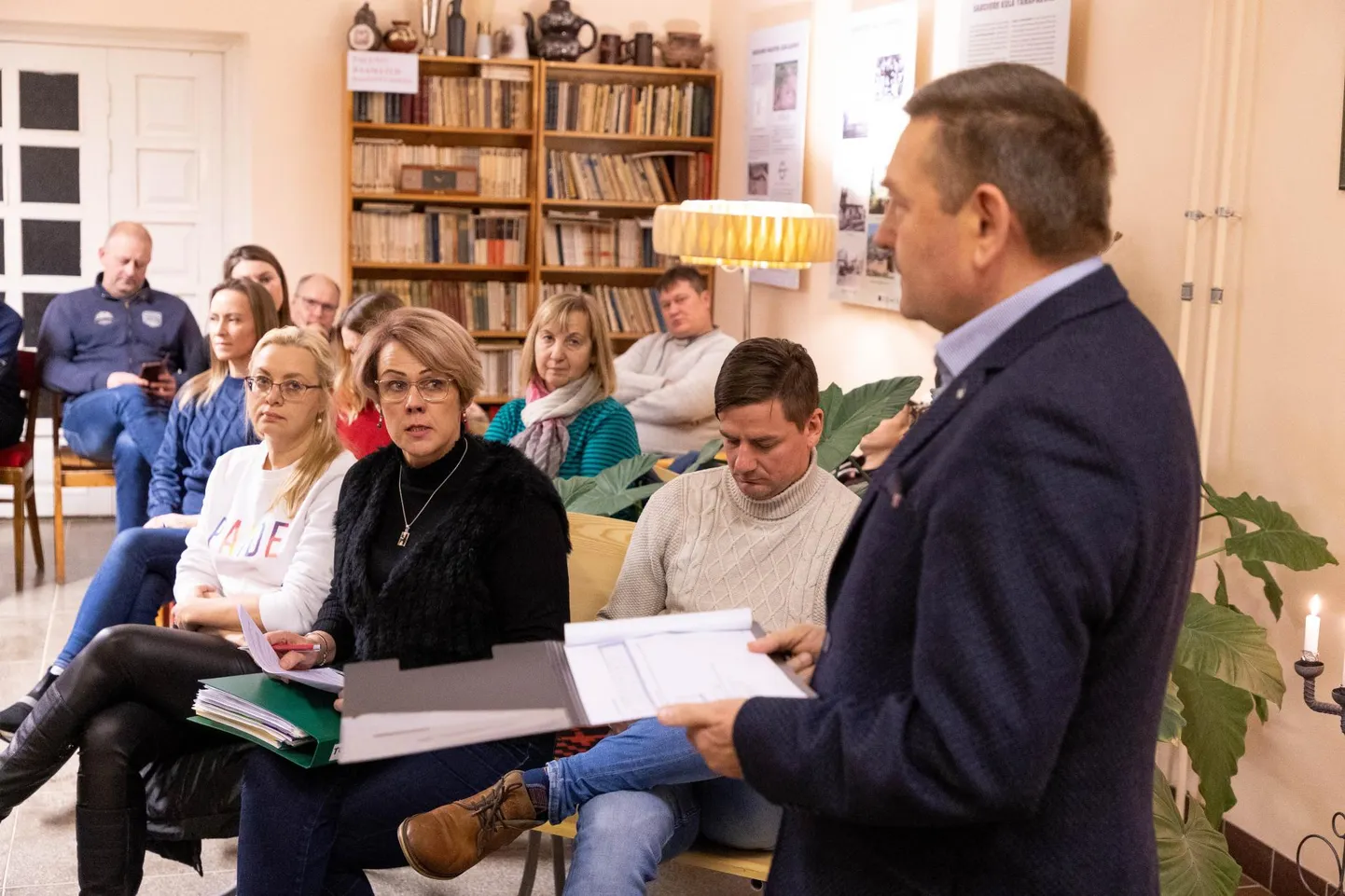 Detsembri alguses kohtus Paide linnapea Kulno Klein Sargvere ja lähiümbruse rahvaga ning pakkus välja, et linnavalitsus annab keskusehoone külaseltsi kasutusse ja 12 000 eurot aastas selle majandamiskulude katteks.