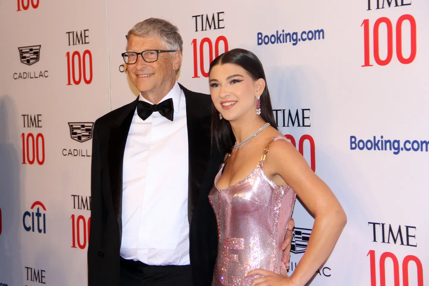 Bill Gates ja ta tütar Phoebe Gates 8. juunil 2022 New Yorgis ajakirja Time 100 gaalal. Tegemist on iga-aastase sündmusega, mis toob välja  maailma 100 kõige mõjuvõimsamat isikut