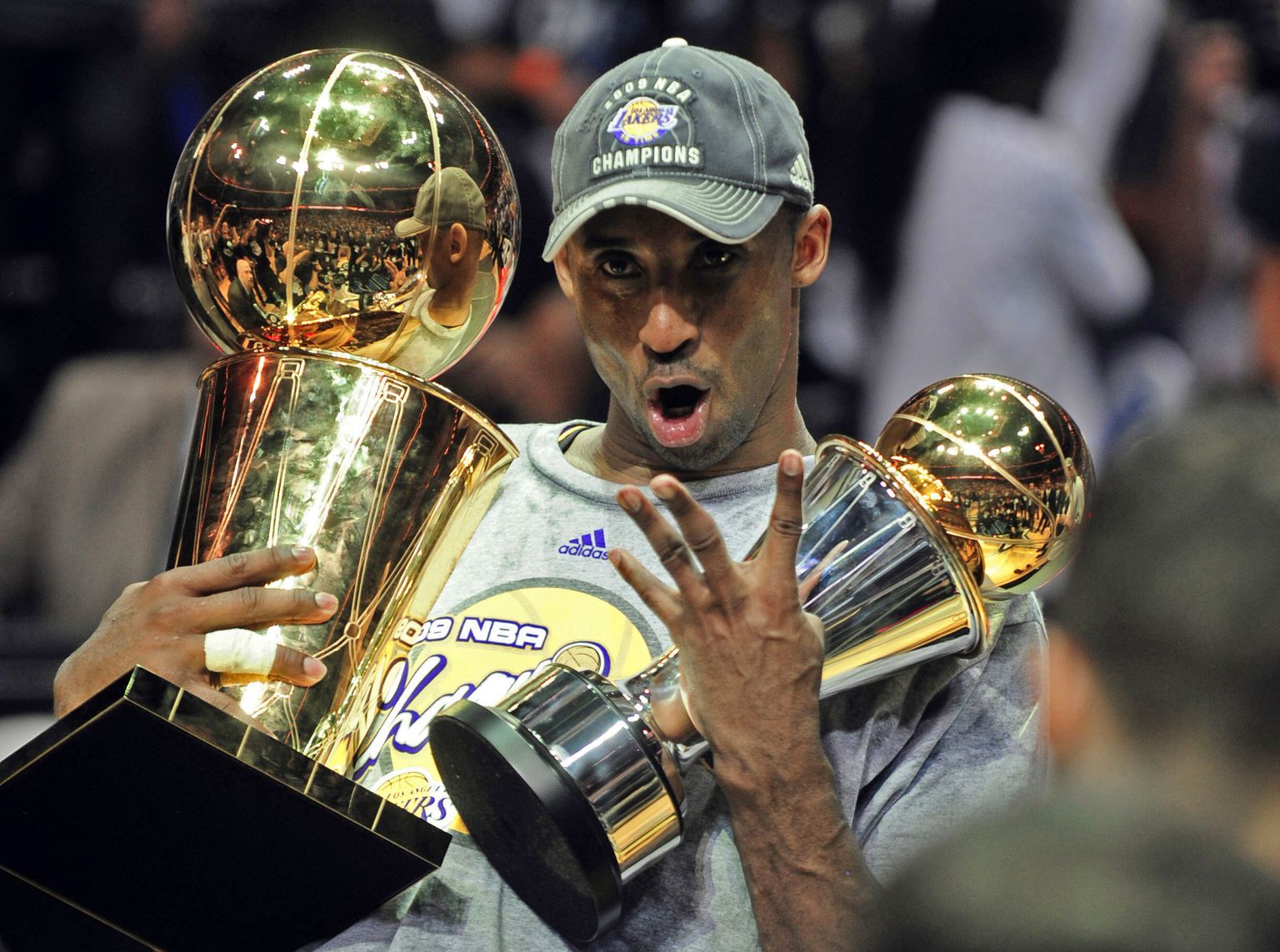 Kobe Bryant tähistas nõnda neljandat meistritiitlit.