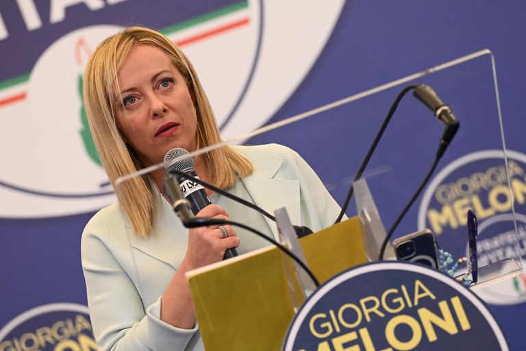 Лидер итальянской ультраправой партии Fratelli d'Italia (Братья Италии) Джорджия Мелони выступает с речью в предвыборном штабе своей партии в ночь на 26 сентября 2022 года в Риме, после того, как страна проголосовала на выборах в законодательные органы.