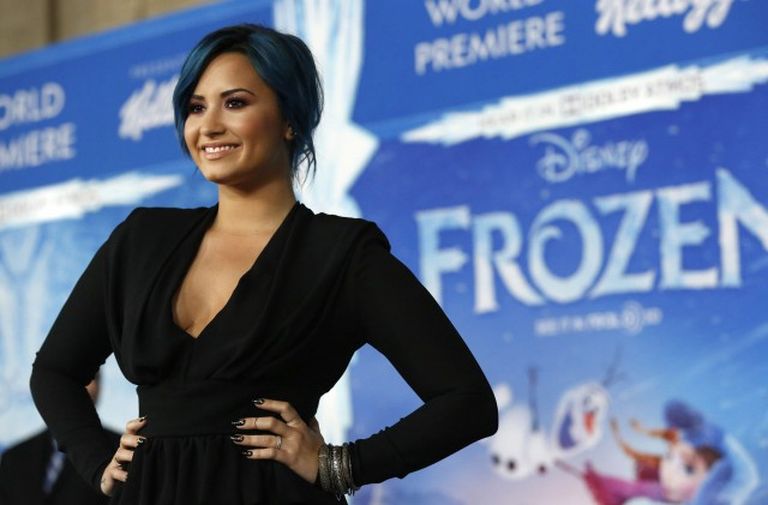 Dziedātāja Demija Lovato filmas "Frozen" pirmizrādē