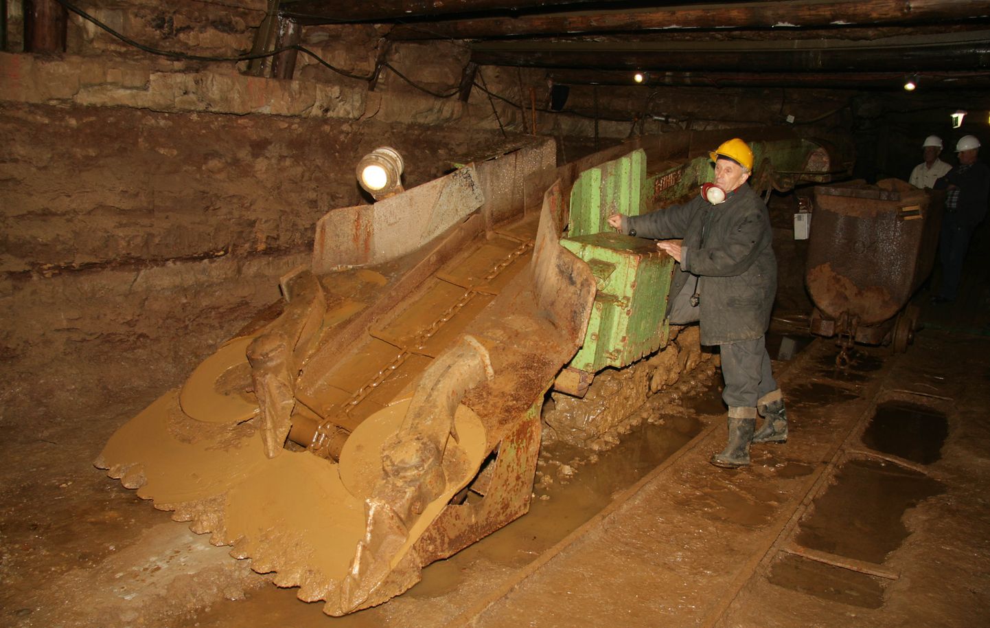 Ценностью шахтного музея являются старые машины, которые, к сожалению, постоянно требуют ремонта.