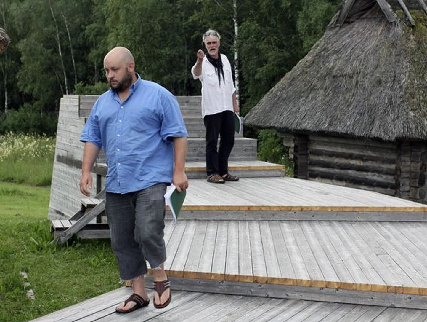 Noorem mees ehk Peeter Rästas (esiplaanil) mängib isa Andrest ja vanem mees Toomas Suuman poeg Indrekut. Põlvkondadevaheline konflikt on alati olemas, aga kõike, mis paistab, ei maksa uskuda.