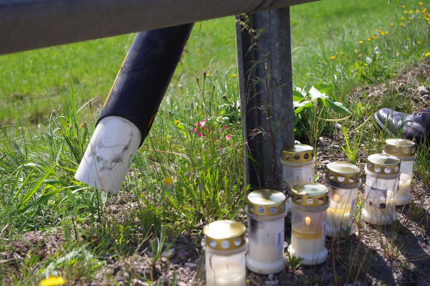 Teisipäeval oli hukkunud Timo mälestuseks Valga–Tartu maantee äärde toodud küünlaid ja lilli.
