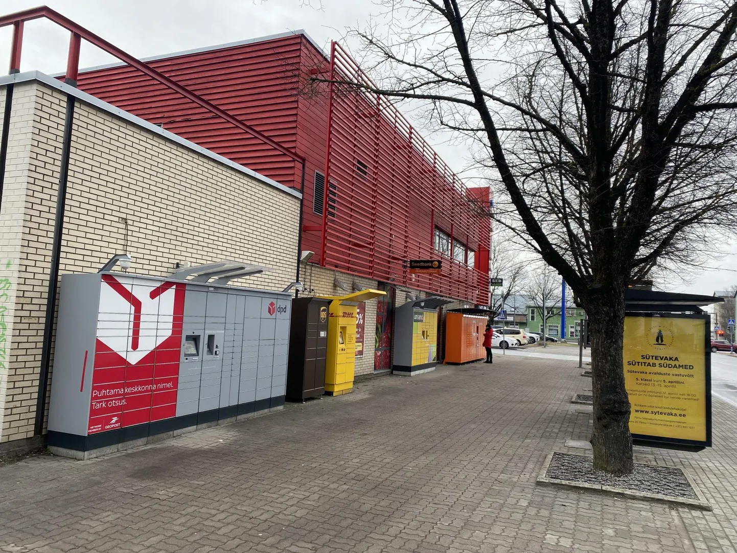 Konflikt Pärnus Jannseni Rimi kõrval bussipeatuses päädis septembris pussitamisega.