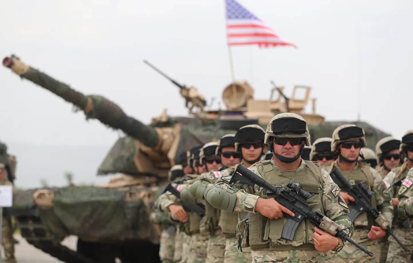 Gruusia sõdurid ja USA tank Vaziani sõjaväebaasis Thbilisi lähistel õppuse Noble Partner 2018 avamistseremoonial 1. augustil 2018. aastal.
