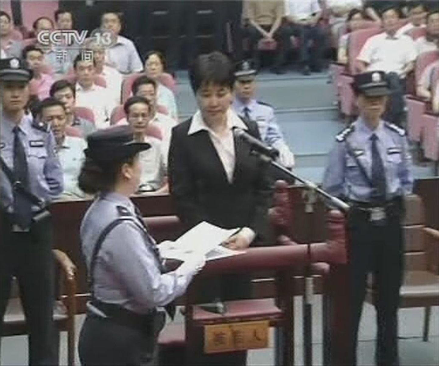Gu Kailai (keskel mikrofoni juures) kohtusaalis.