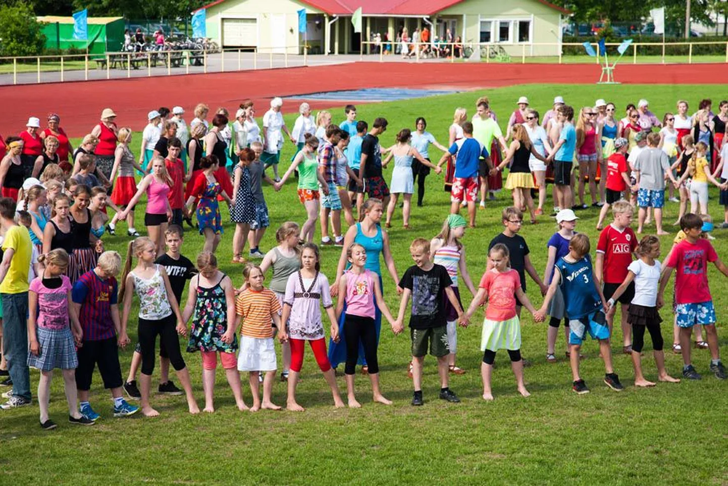 Paide ja Türi staadionitele satub spordiväliseid üritusi vähe. Erandiks on maakonna tantsupidu, mis eelmisel aastal sai peetud Paide gümnaasiumi staadionil ja sel korral Türi linna staadionil (pildil proov).