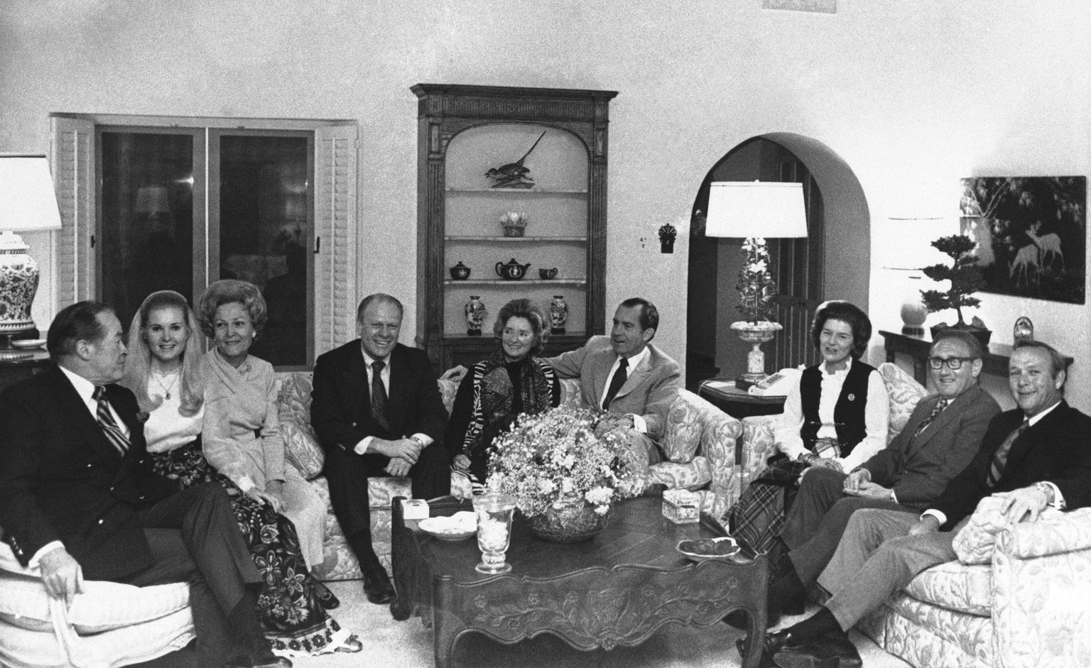 President Nixon oma San Clemente kodus külalisi võõrustamas. Pildil vasakult: Bob Hope, Tricia Nixon, Pat Nixon, Gerald Ford, Dolores (Mrs. Bob) Hope, Nixon, Betty Ford, Henry Kissinger and Arnold Palmer.