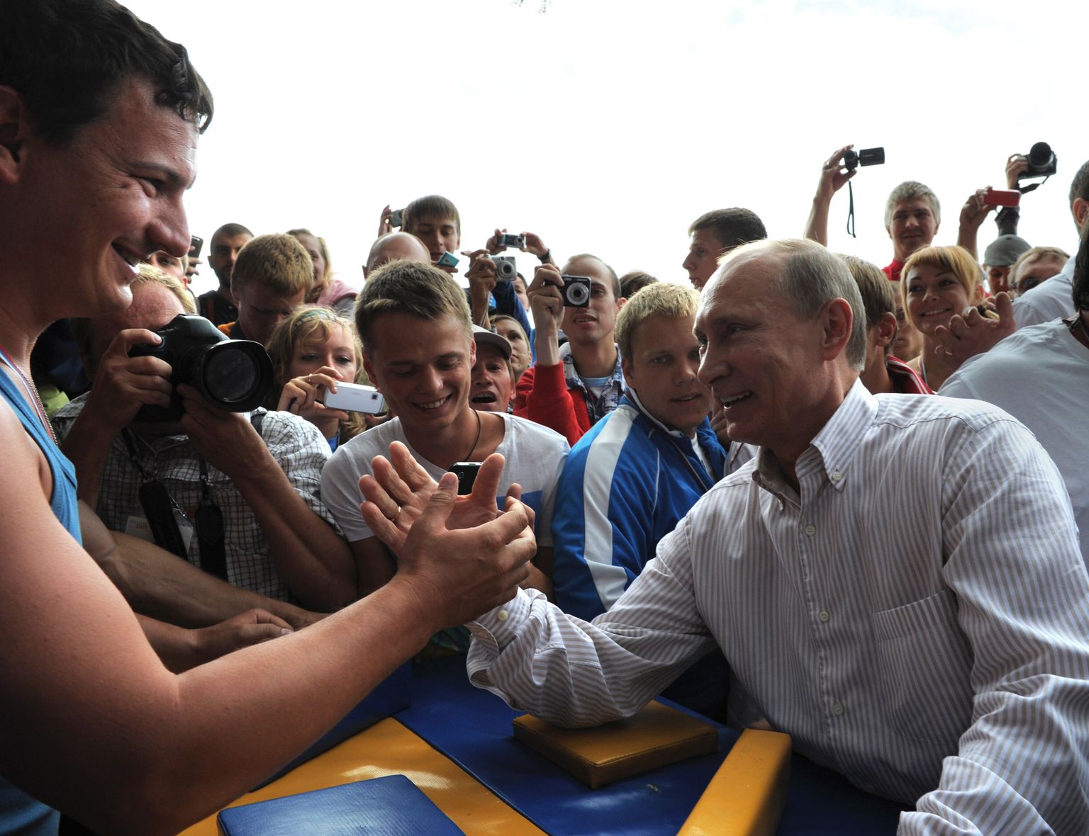 Venemaa peaminister Vladimir Putin (paremal) surumas 1. augustil 2011 kätt Kremlit toetanud noorteliikumise Naši liikmega Seligeris noortelaagris. Seliger on Moskvast 400 kilomeetri kaugusel. Naši on nüüdseks tegevuse lõpetanud