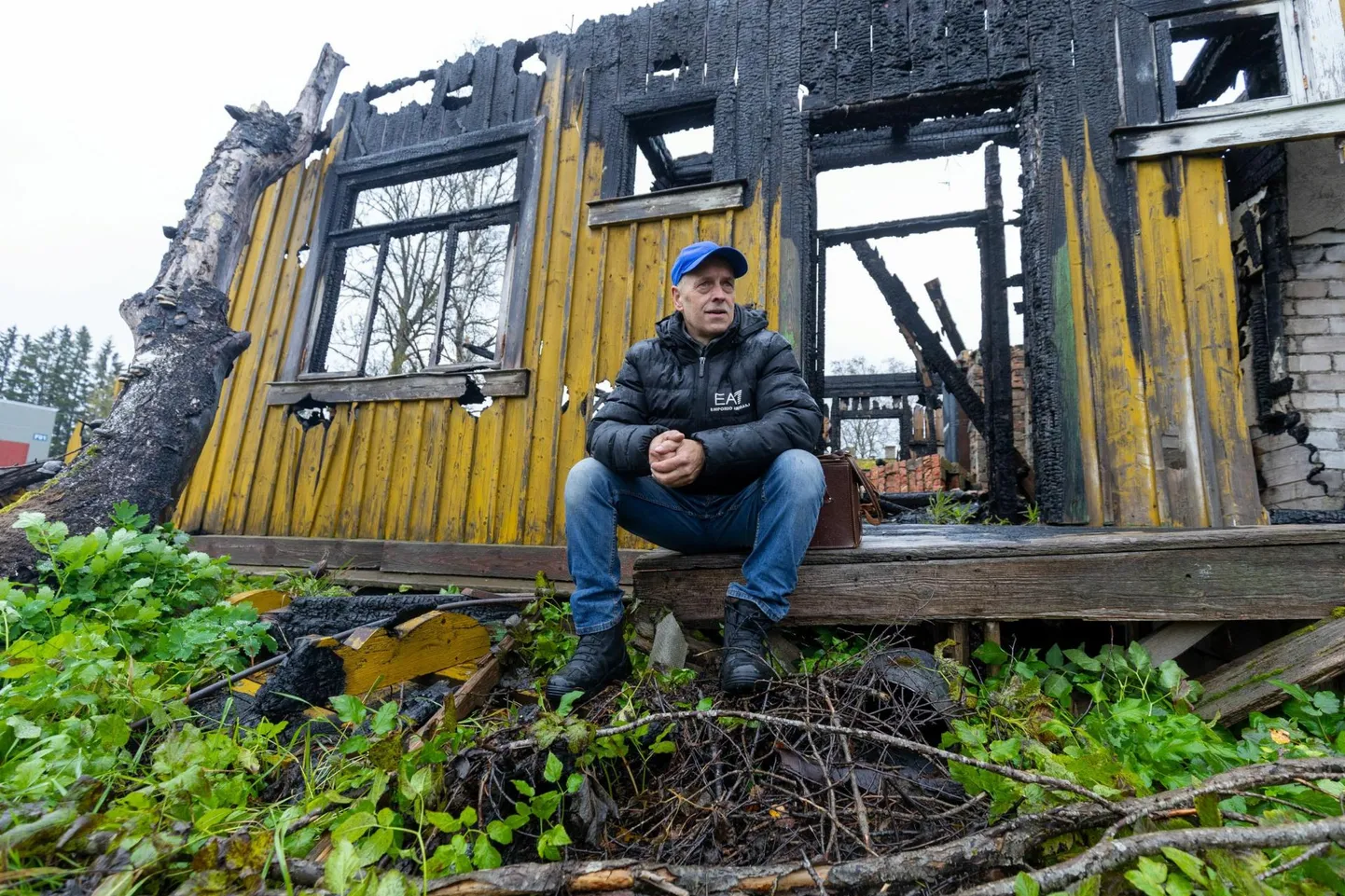 René Viljat oma kunagise kodumaja trepil Rabassaares