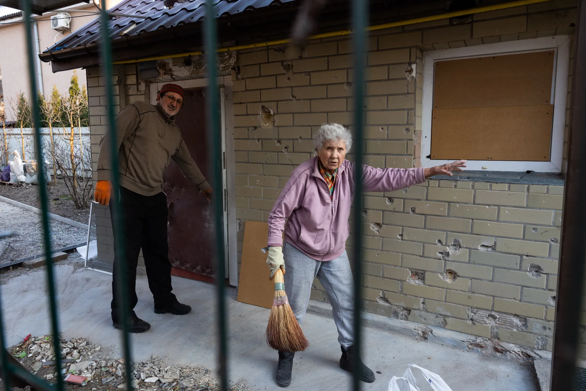 Nikolai ja tema ema oma kodumaja ees.