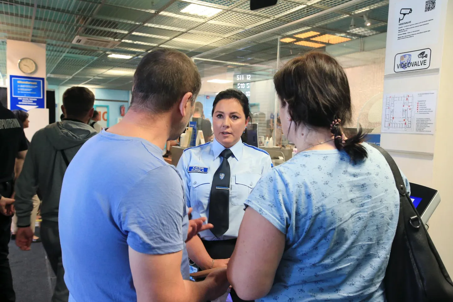 Tartu politseijaoskonnas tervitab uksest sisseastujaid lahke ja tegus klienditeenindaja Katrin Kungla, kel jagub aega ja nõuandeid kõigile.